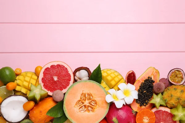 Frutas Exóticas Diferentes Fundo Madeira Rosa Claro Leigos Planos Espaço — Fotografia de Stock