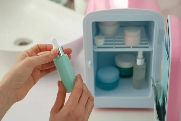 Mulher Com Produto Cosmético Perto Mini Frigorífico Dentro Casa Close — Fotografia de Stock