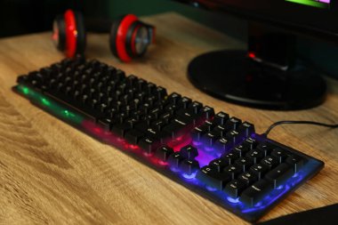 Modern RGB klavye ve bilgisayar ahşap masa içinde