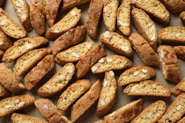 Parşömen kağıdı üzerinde geleneksel İtalyan badem bisküvileri (Cantucci), üst görünüm