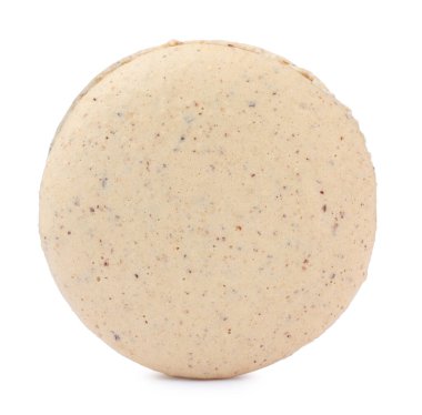 Beyazda izole edilmiş bej badem kurabiyesi. Tatlı nefis.