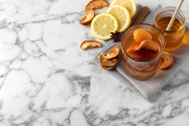 Lezzetli komposto ve malzemeler beyaz mermer masanın üzerinde, manzaranın üstünde. Metin için boşluk