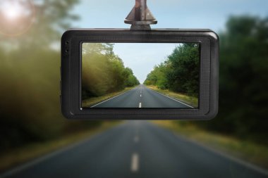 Modern gösterge paneli arabaya monte edilmiş, sürüş sırasında yol manzarası