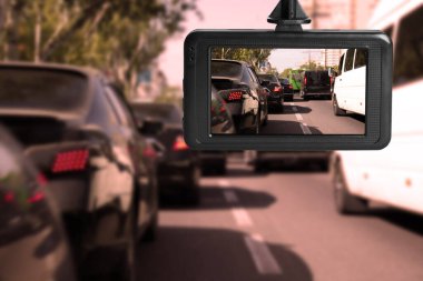 Modern gösterge paneli arabaya monte edilmiş, sürüş sırasında yol manzarası