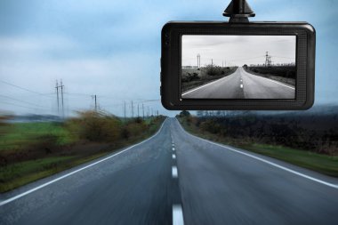 Modern gösterge paneli arabaya monte edilmiş, sürüş sırasında yol manzarası