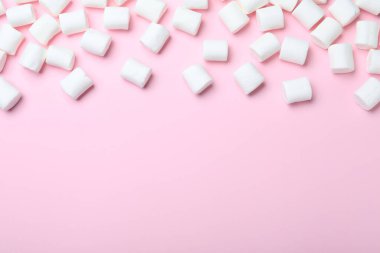 Pembe arka planda nefis pofuduk şekerlemeler, düz yatış. Metin için boşluk