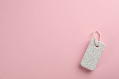 Pembe arka planda sünger taşı, üst manzara. Metin için boşluk