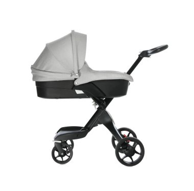 Bebek arabası. Modern bebek arabası beyazda izole edilmiş.