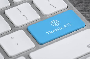 Hızlı çeviri için düğmesi olan modern bilgisayar klavyesi, kapat