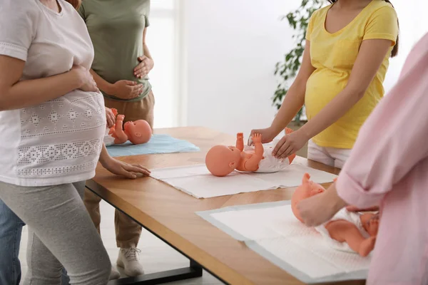 Femmes Enceintes Apprenant Emmailloter Bébé Des Cours Pour Les Femmes — Photo