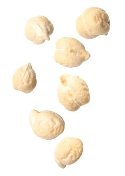 白い背景に落ちる多くのひよこ豆 ビーガン食 — ストック写真