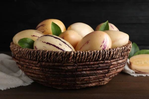 Verse Rijpe Pepino Meloenen Met Groene Bladeren Rieten Mandje Houten — Stockfoto