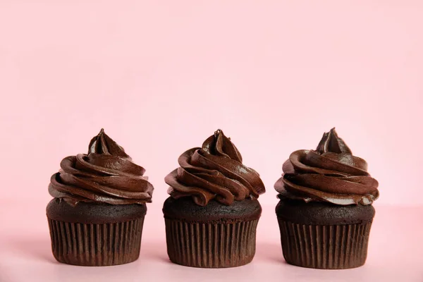 Délicieux Cupcakes Chocolat Avec Crème Sur Fond Rose Espace Pour — Photo