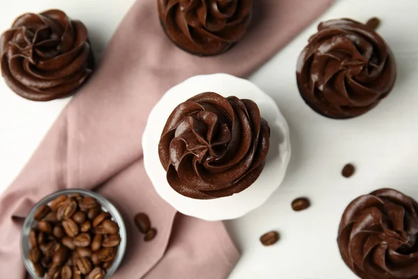 Composition Plate Avec Délicieux Cupcakes Chocolat Sur Table Blanche — Photo