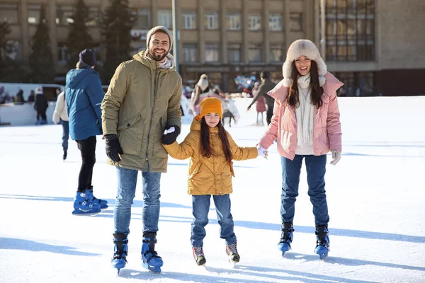 Mutlu Aile Buz Pateni Pistinde Birlikte Vakit Geçiriyor — Stok fotoğraf