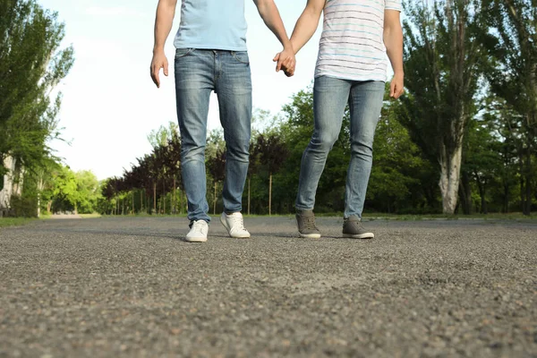 Homosexuell Paar Fuß Park Sonnigen Tag Nahaufnahme — Stockfoto