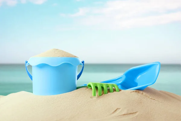 Пластиковый Набор Игрушек Сапогами Песчаном Пляже Моря — стоковое фото