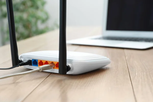 Μοντέρνο Router Και Laptop Ξύλινο Τραπέζι Εσωτερικού Χώρου Closeup — Φωτογραφία Αρχείου