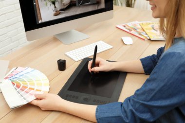 Masada grafiksel tablet üzerinde çalışan profesyonel rötuş, yakın plan