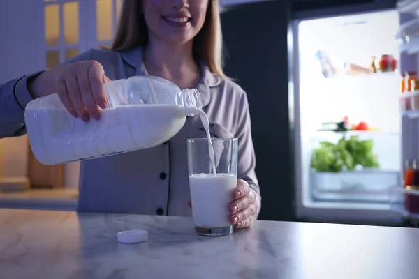 Mujer Joven Que Vierte Leche Botella Galón Vidrio Sobre Mesa —  Fotos de Stock