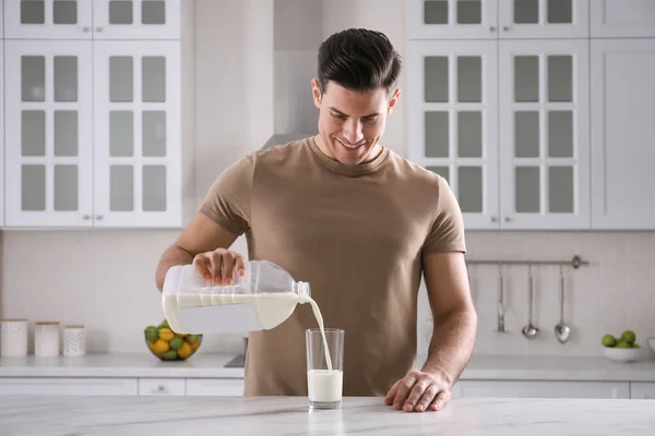 Homme Versant Lait Bouteille Gallon Dans Verre Table Marbre Blanc — Photo