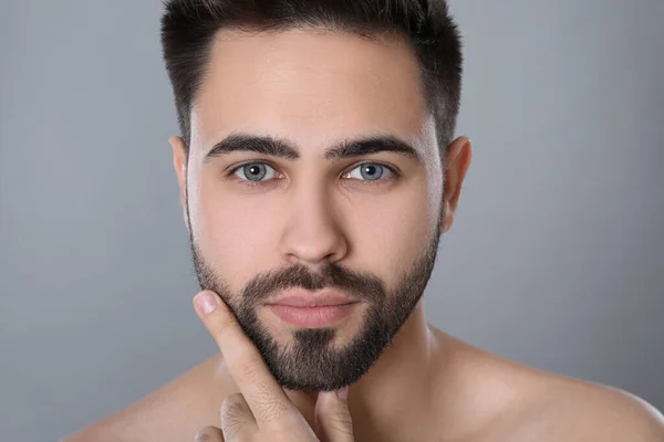 Красивый Молодой Человек Бородой После Бритья Сером Фоне Крупным Планом — стоковое фото
