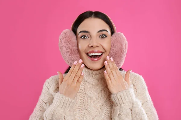 Hermosa Mujer Joven Con Orejeras Sobre Fondo Rosa —  Fotos de Stock