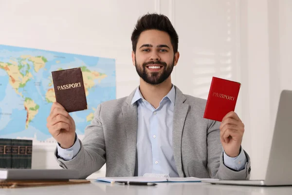 Щасливий Менеджер Який Має Паспорти Столом Туристичній Агенції — стокове фото