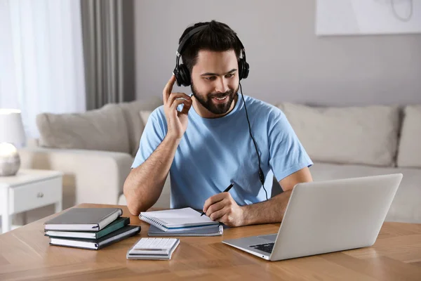 Hombre Joven Viendo Webinar Mesa Habitación —  Fotos de Stock