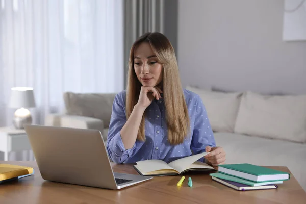 Mladá Žena Sleduje Webinář Stolu Pokoji — Stock fotografie