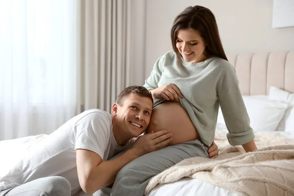 Ung Gravid Kvinna Med Sin Man Hemma — Stockfoto