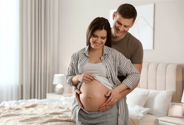 Young Pregnant Woman Her Husband Home — Stock Photo, Image