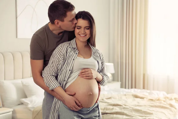 Jovem Grávida Com Marido Casa — Fotografia de Stock