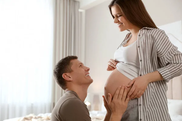 Jonge Zwangere Vrouw Met Haar Man Thuis — Stockfoto