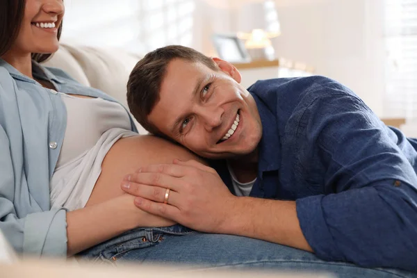 Jovem Mulher Grávida Com Marido Dentro Casa Close — Fotografia de Stock