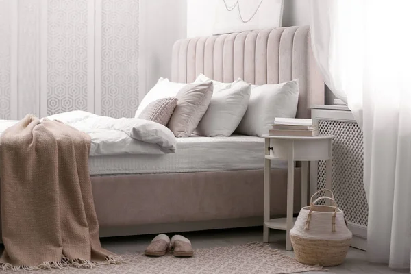 Elegante Kamer Interieur Met Groot Comfortabel Bed — Stockfoto