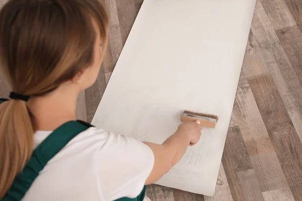 Lavoratore Applicando Colla Foglio Carta Parati Concentrarsi Portata Mano — Foto Stock