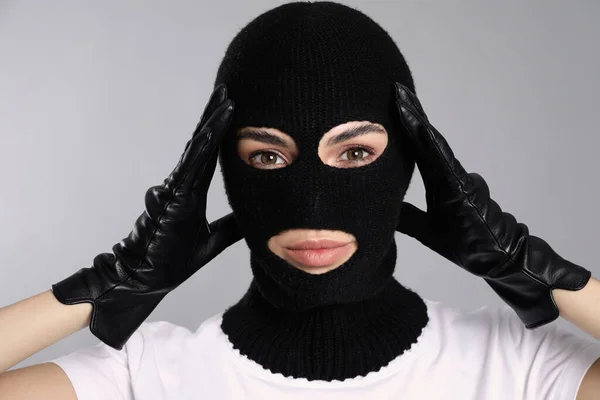 Mulher Vestindo Balaclava Malha Fundo Cinza — Fotografia de Stock