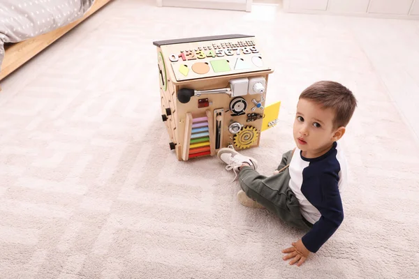 Malý Chlapec Hraje Obsazenou Desku Podlaze Doma — Stock fotografie