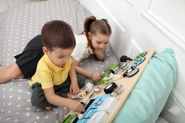 Niño Niña Jugando Con Tablero Ocupado Cama Interior — Foto de Stock