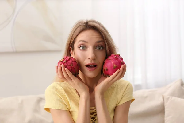 Mujer Joven Con Pitahayas Frescas Casa Frutas Exóticas — Foto de Stock