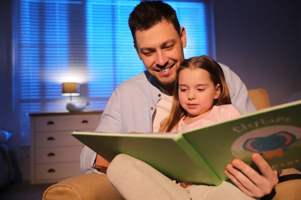 Pai Lendo História Dormir Para Sua Filha Casa — Fotografia de Stock