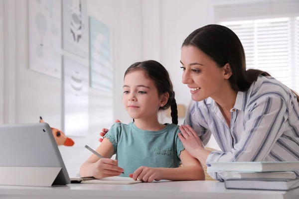 Madre Ayudando Hija Hacer Tarea Con Tableta Casa — Foto de Stock