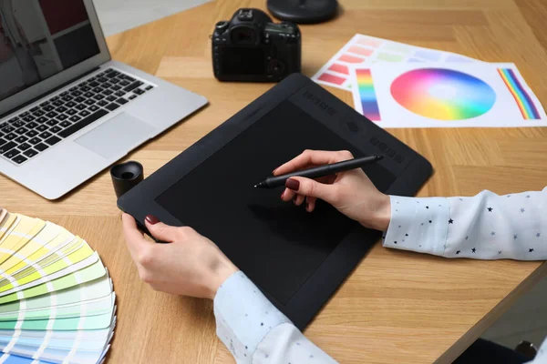 Professionell Designer Med Grafisk Tablett Vid Träbord Närbild — Stockfoto