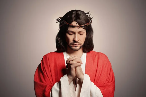 Jesus Cristo Com Coroa Espinhos Orando Fundo Bege — Fotografia de Stock