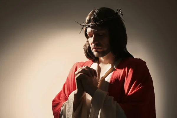 Jesus Cristo Com Coroa Espinhos Orando Sobre Fundo Claro Espaço — Fotografia de Stock