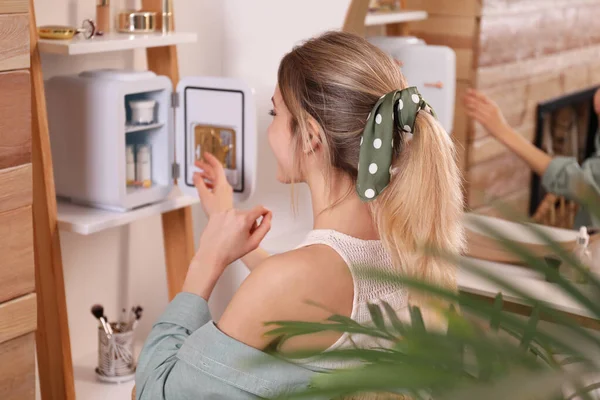 Mujer Joven Abriendo Refrigerador Cosmético Casa — Foto de Stock