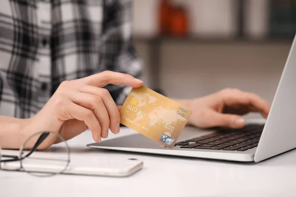Kobieta Kartą Kredytową Przy Użyciu Laptopa Zakupów Online Przy Białym — Zdjęcie stockowe