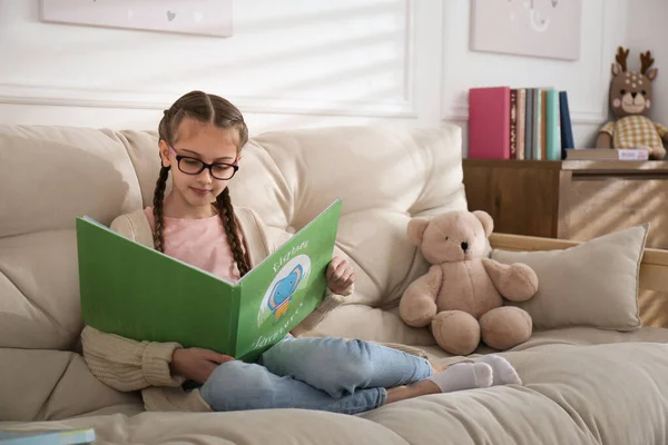 Bonito Livro Leitura Menina Sofá Casa — Fotografia de Stock