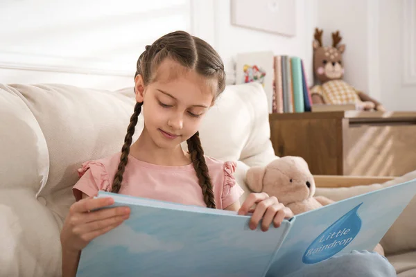 Bonito Livro Leitura Menina Sofá Casa — Fotografia de Stock